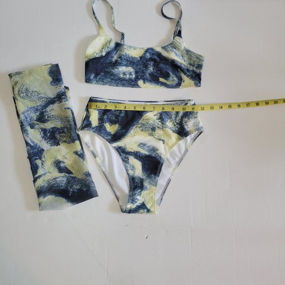 Bikini with Sarong - Picture 8 of 11